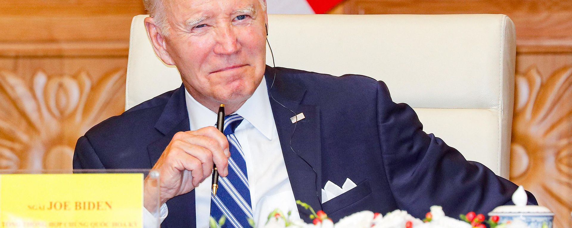 US President Joe Biden reacts during a meeting with Vietnam's Prime Minister Pham Minh Chinh (unseen) and CEOs at the Government Office in Hanoi on September 11, 2023. US President Joe Biden reacts during a meeting with Vietnam's Prime Minister Pham Minh Chinh (unseen) and CEOs at the Government Office in Hanoi on September 11, 2023. - Sputnik International, 1920, 11.09.2023