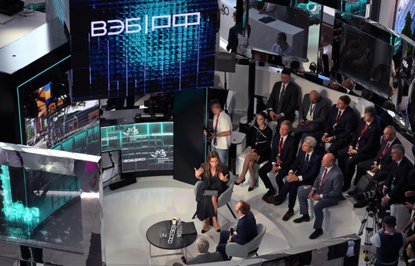 Participants gather at the VEB.RF stand to discuss global economic agenda. - Sputnik International