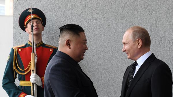 Vladimir Putin and Kim Jong-un during the official meeting ceremony in front of the main entrance of one of the buildings of the Far Eastern Federal University on Russky Island. - Sputnik International