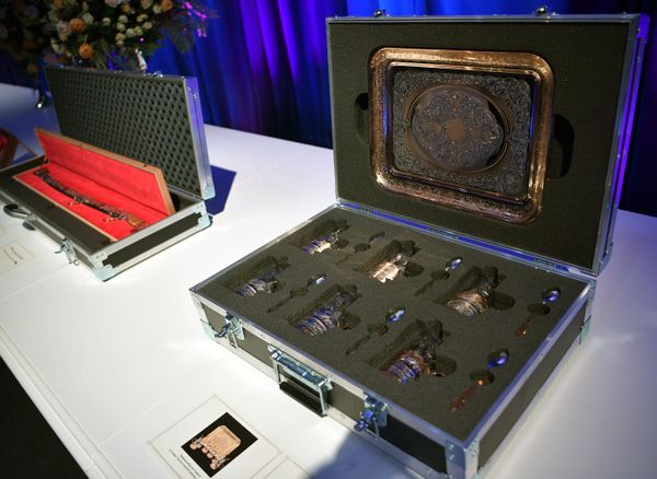 A sword and traveling tea set presented by Russian President Vladimir Putin to Chairman of the State Council of the Democratic People's Republic of Korea Kim Jong-un during a gift exchange. - Sputnik International