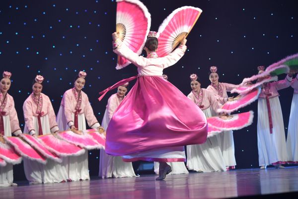 Artists perform the choreographic number "Korean Dance With Fans" at an official reception hosted by Russian President Vladimir Putin in honor of Kim Jong-un, chairman of the State Council of the Democratic People's Republic of Korea. - Sputnik International