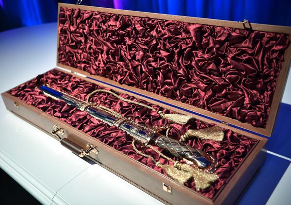 A Korean sword presented by Chairman of the State Council of the Democratic People's Republic of Korea Kim Jong-un to Russian President Vladimir Putin during a gift exchange at an official reception after talks. - Sputnik International