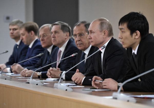 Vladimir Putin during wide-ranging Russian-Korean talks with Kim Jong-un at the Far Eastern Federal University campus on Russky Island. - Sputnik International