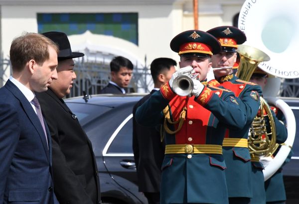 Chairman of the State Council of the Democratic People's Republic of Korea Kim Jong-un and Minister of Development of the Far East and Arctic Alexander Kozlov at the departure ceremony at Vladivostok railway station. - Sputnik International