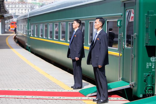 Security officers at the armored train car of the chairman of the State Council of the Democratic People's Republic of Korea, Kim Jong-un, at Vladivostok railway station. - Sputnik International