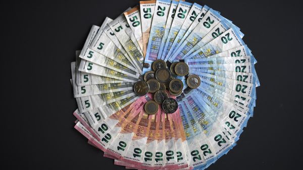 A picture taken on January 27, 2020 shows Euro banknotes and coins in Dortmund, Germany.  - Sputnik International