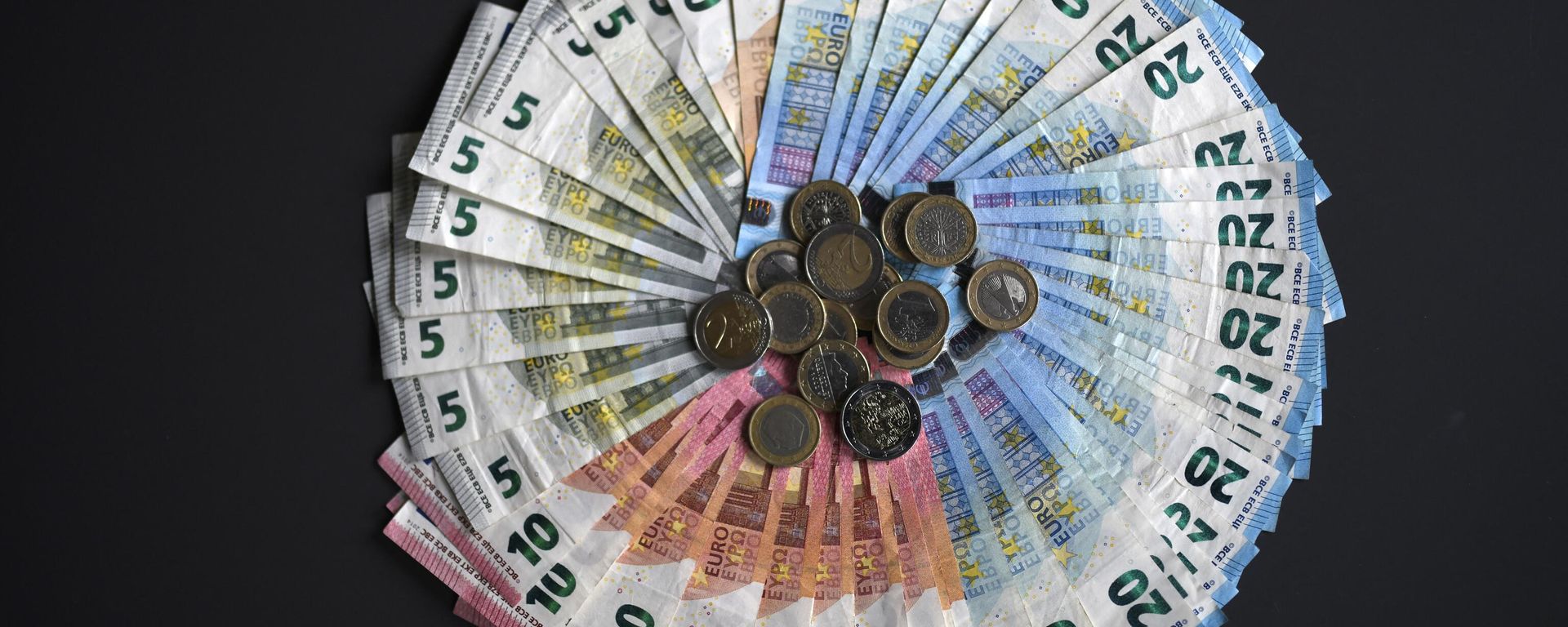 A picture taken on January 27, 2020 shows Euro banknotes and coins in Dortmund, Germany.  - Sputnik International, 1920, 11.09.2023