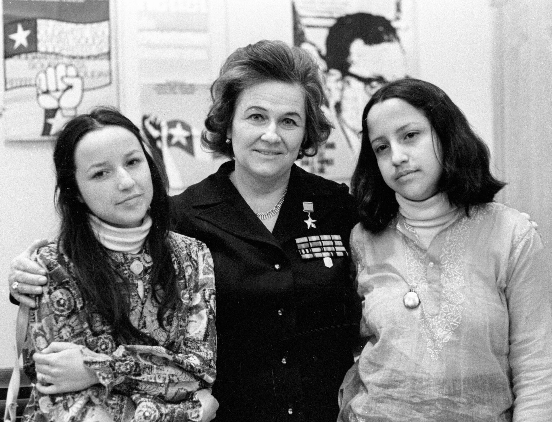 Daughters if the Chile Communist party secretary general Luis Corvalan - Viviana (left) and Maria Victoria (right) with the WWII veteran, Hero of the Soviet Union, pilot Nadezhda Popova. - Sputnik International, 1920, 11.09.2023