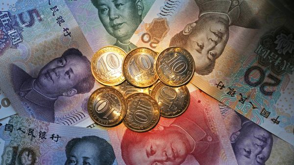 Chinese 100, 50, 20, 10 and 5 yuan bills and Russian 10 ruble coins - Sputnik International