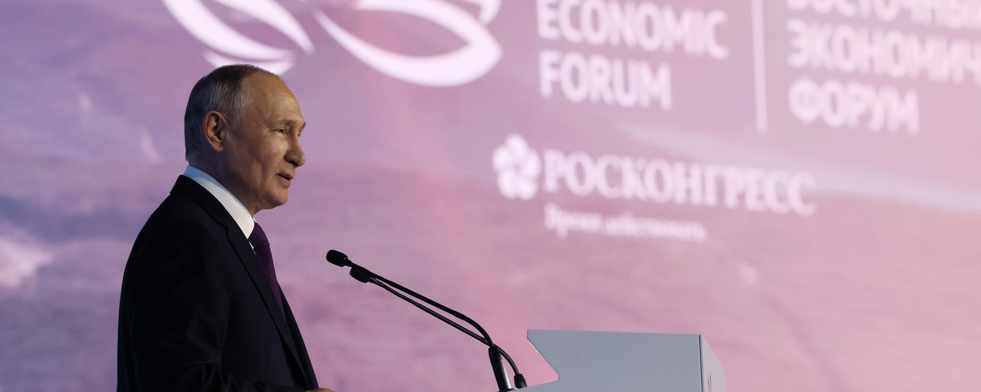 Russian President Vladimir Putin attends the plenary session of the Eastern Economic Forum (EEF) on september 12, 2023. Russian President Vladimir Putin attends the plenary session of the Eastern Economic Forum (EEF) on september 12, 2023. - Sputnik International, 1920, 12.09.2023