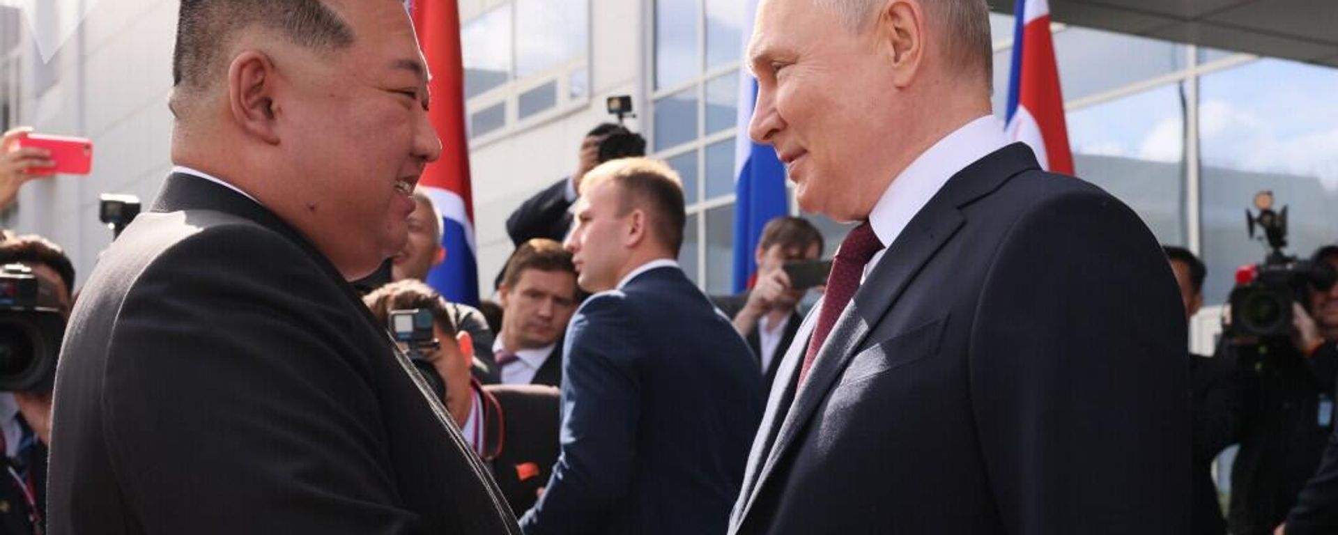 Russian President Vladimir Putin waits to greet North Korean leader Kim Jong Un Russian President Vladimir Putin waits to greet North Korean leader Kim Jong Un - Sputnik International, 1920, 18.09.2023