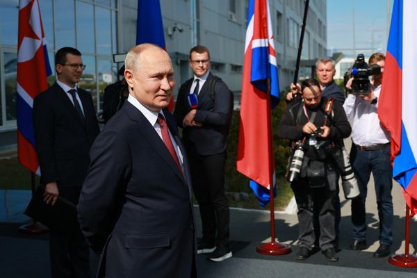 Russian President Vladimir Putin welcomes North Korean leader Kim Jong Un with a smile at the Vostochny Cosmodrome, September 13, 2023. - Sputnik International