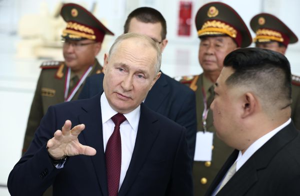 Vladimir Putin speaks with Kim Jong Un at the Vostochny Cosmodrome, September 13, 2023. - Sputnik International