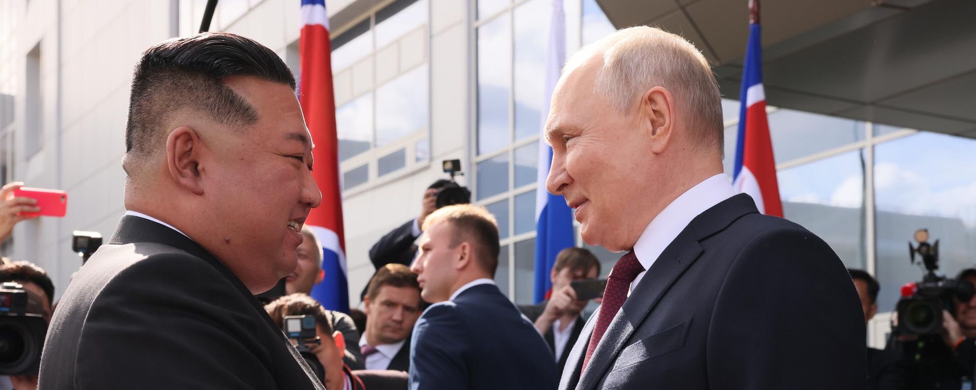 Президент РФ Владимир Путин и председатель Государственного совета КНДР Ким Чен Ын на космодроме Восточный Президент РФ Владимир Путин и председатель Государственного совета КНДР Ким Чен Ын на космодроме Восточный - Sputnik International, 1920, 13.09.2023