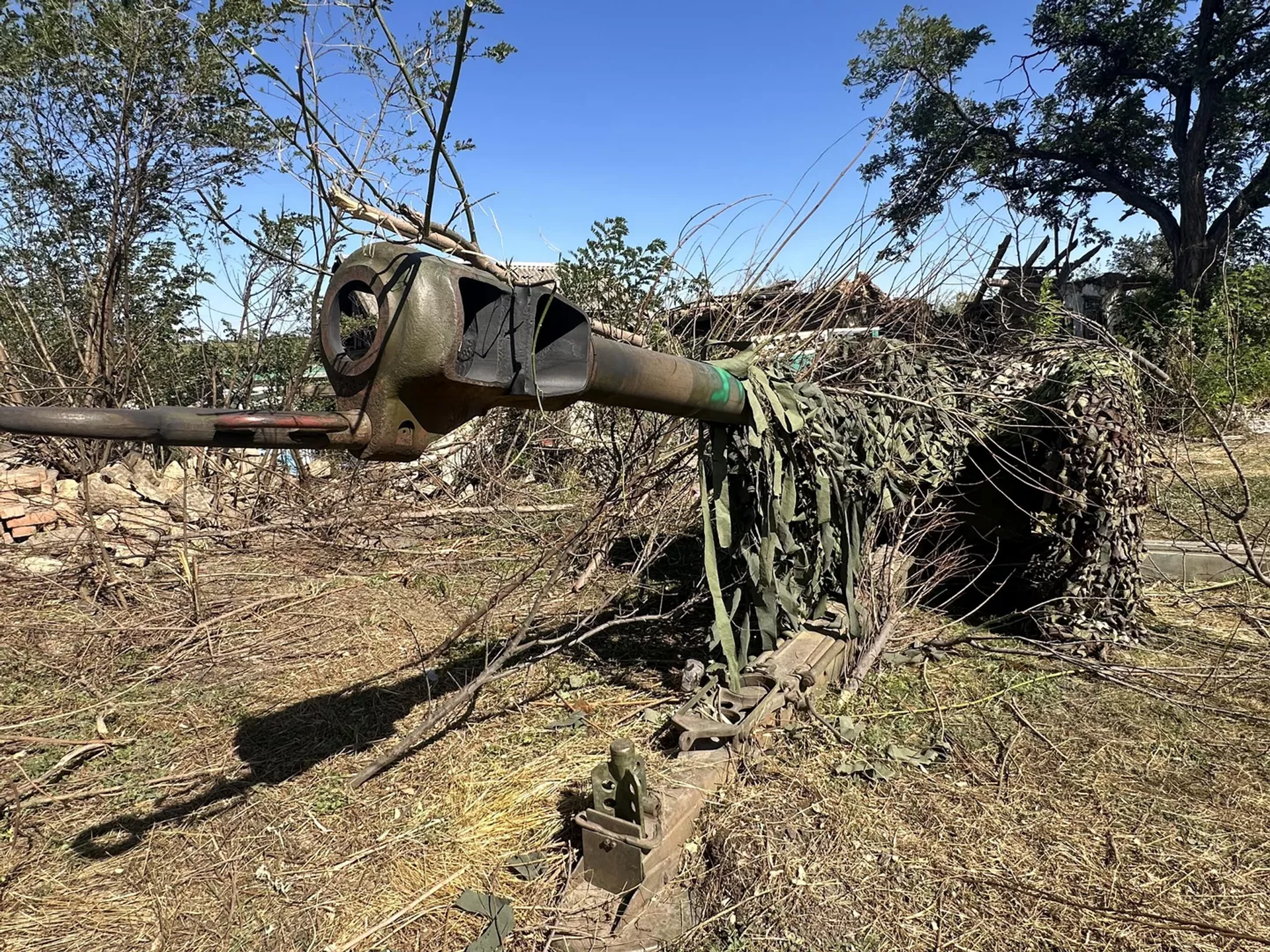Howitzer Camouflaged as Firewood by the Artillerymen of the St. George Volunteer Reconnaissance and Assault Brigade - Sputnik International, 1920, 13.09.2023