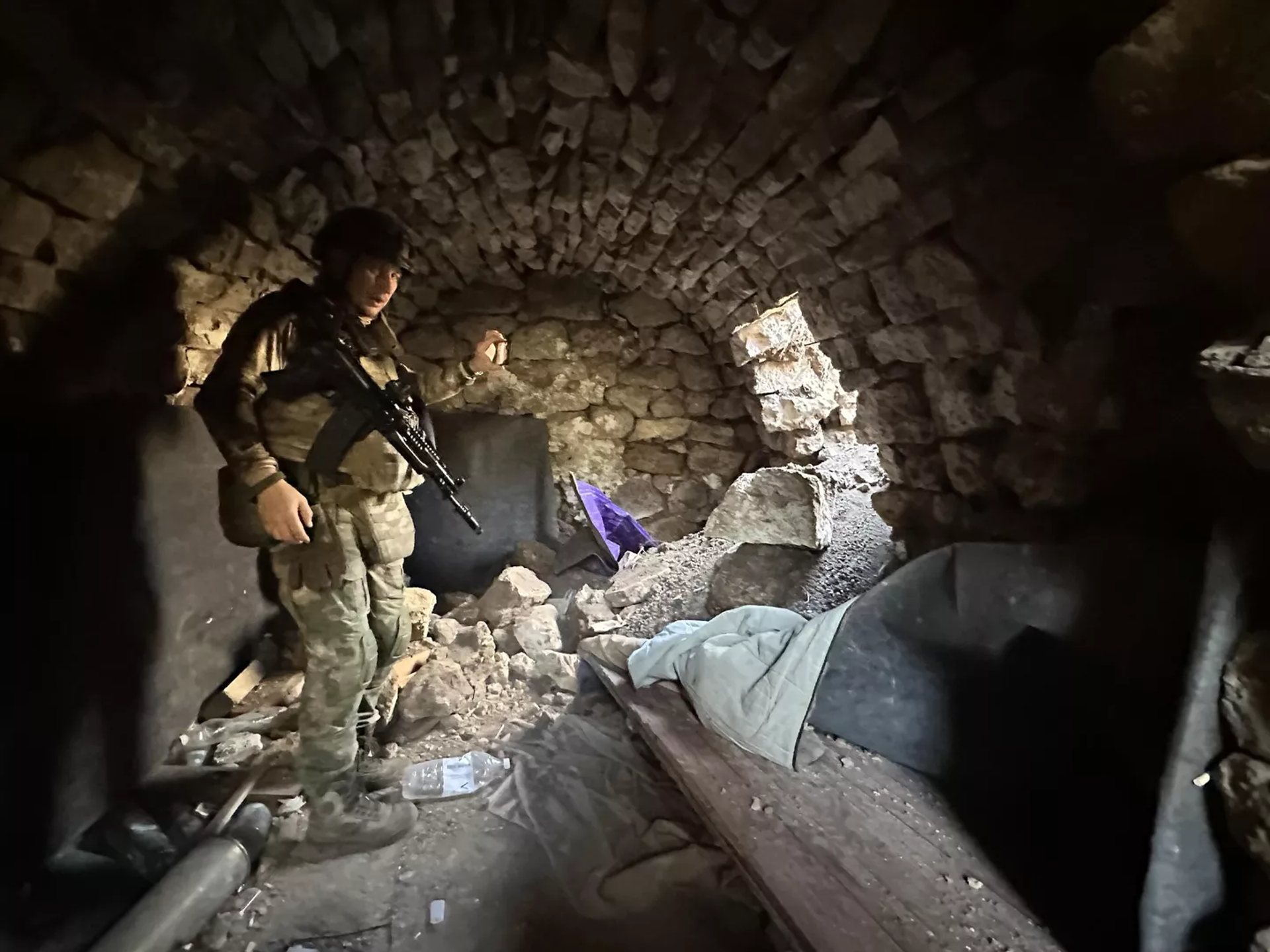 A Russian Fighter of the St. George Volunteer Reconnaissance and Assault Brigade in a Cramped Basement - Sputnik International, 1920, 13.09.2023