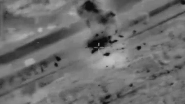 Image captures moment in which the Israel Defense Forces says rioters planted an explosive device along the Gaza security fence. - Sputnik International
