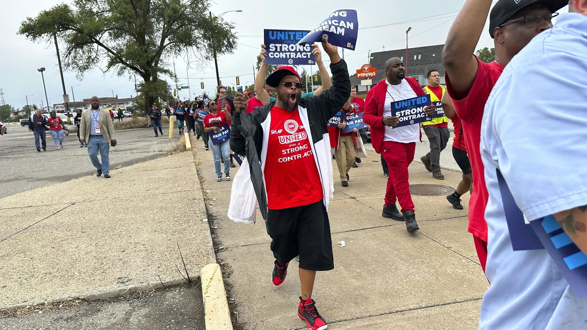 FILE - United Auto Workers members march while holding signs at a union rally held near a Stellantis factory Wednesday, Aug. 23, 2023, in Detroit. The demands that a more combative United Auto Workers union has made of General Motors, Stellantis and Ford — demands that even the UAW's president has called “audacious” — are edging it closer to a strike when its current contract ends Sept. 14. FILE - United Auto Workers members march while holding signs at a union rally held near a Stellantis factory Wednesday, Aug. 23, 2023, in Detroit. The demands that a more combative United Auto Workers union has made of General Motors, Stellantis and Ford — demands that even the UAW's president has called “audacious” — are edging it closer to a strike when its current contract ends Sept. 14. - Sputnik International, 1920, 15.09.2023