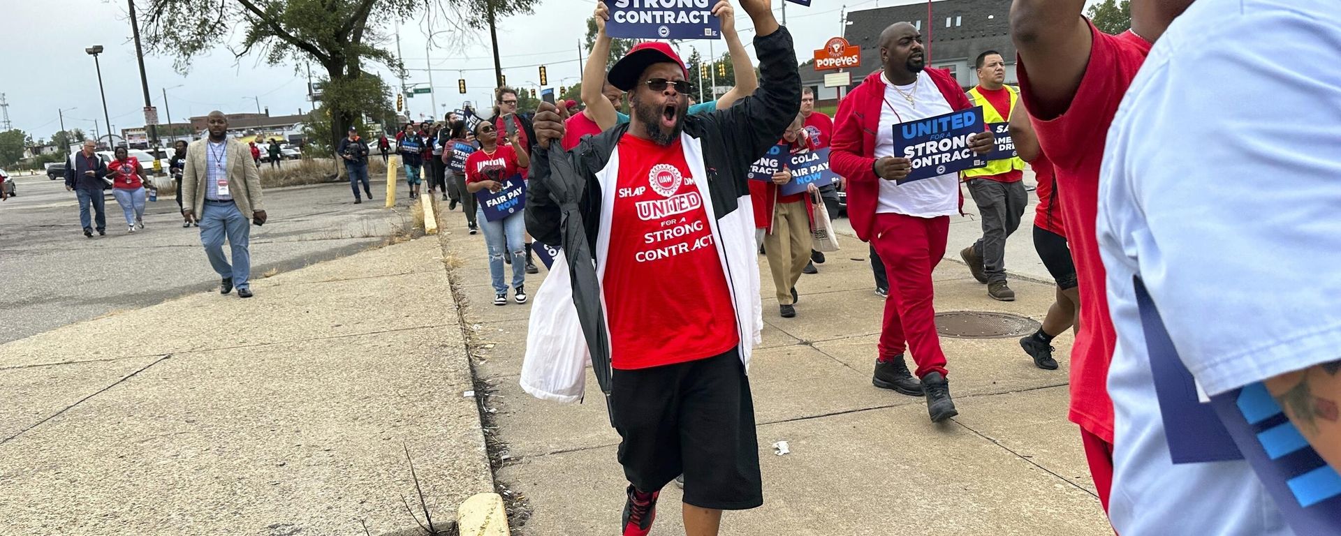 FILE - United Auto Workers members march while holding signs at a union rally held near a Stellantis factory Wednesday, Aug. 23, 2023, in Detroit. The demands that a more combative United Auto Workers union has made of General Motors, Stellantis and Ford — demands that even the UAW's president has called “audacious” — are edging it closer to a strike when its current contract ends Sept. 14. FILE - United Auto Workers members march while holding signs at a union rally held near a Stellantis factory Wednesday, Aug. 23, 2023, in Detroit. The demands that a more combative United Auto Workers union has made of General Motors, Stellantis and Ford — demands that even the UAW's president has called “audacious” — are edging it closer to a strike when its current contract ends Sept. 14. - Sputnik International, 1920, 15.09.2023