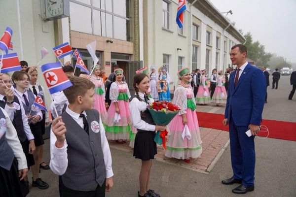 Khabarovsk Governor Mikhail Degtyarev awaiting the arrival of DPRK leader Kim Jong Un with the welcoming ceremony ready in Komsomolsk-on-Amur, September 15, 2023. - Sputnik International