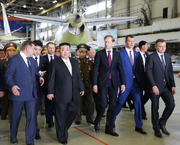 Chairman Kim, Minister Manturov and Khabarovsk Governor Degtyarev explore the engineering and production facilities of the aviation plant named after Soviet cosmonaut Yuri Gagarin, Komsomolsk-on-Amur. - Sputnik International