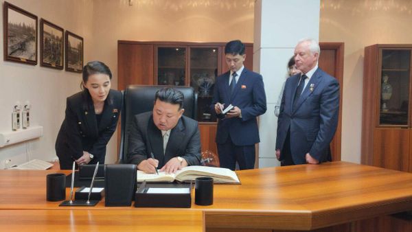 Chairman Kim left a note in the guest of honor book at the aviation plant named after Soviet cosmonaut Yuri Gagarin in Komsomolsk-on-Amur, Khabarovsk Territory, Russia. - Sputnik International