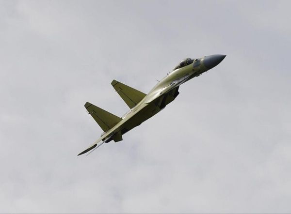 A pilot performs a demonstration flight showing versatility of the Su-35 multirole fighter jet during Chairman Kim's visit to the aviation plant in Komsomolsk-on-Amur. - Sputnik International