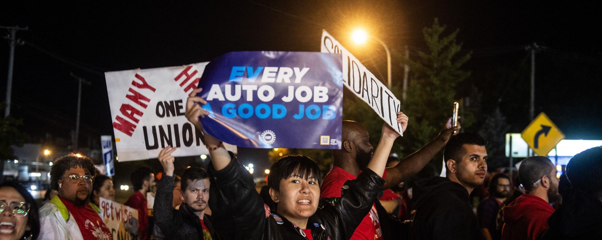 Members of the UAW (United Auto Workers) picket and hold signs outside of the UAW Local 900 headquarters across the street from the Ford Assembly Plant in Wayne, Michigan on September 15, 2023. - Sputnik International, 1920, 22.09.2023
