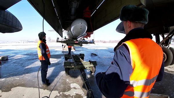 Loading cruise missiles onto Russia's Tu-95MS strategic bomber. File photo - Sputnik International