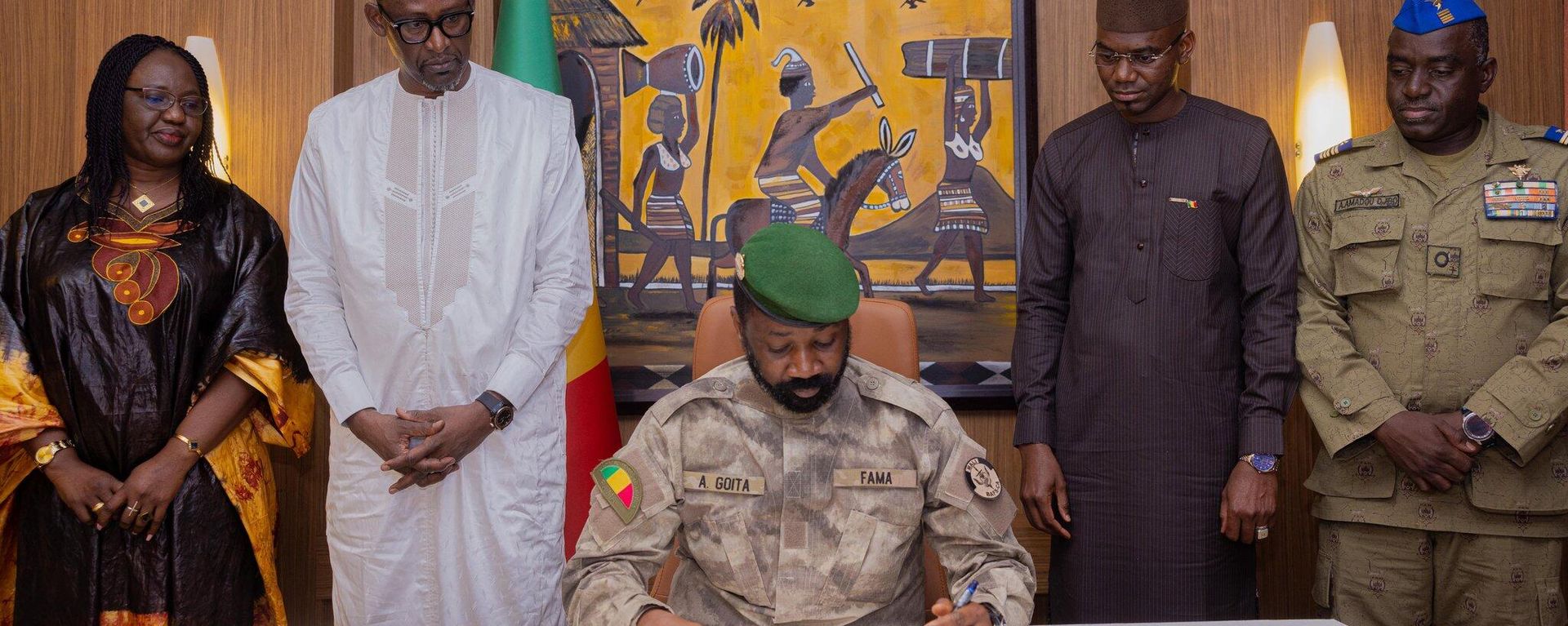 Assimi Goita, interim President of Mali, signs a defensive charter with Burkina Faso and Niger on September 16, 2023 Assimi Goita, interim President of Mali, signs a defensive charter with Burkina Faso and Niger on September 16, 2023 - Sputnik International, 1920, 17.09.2023