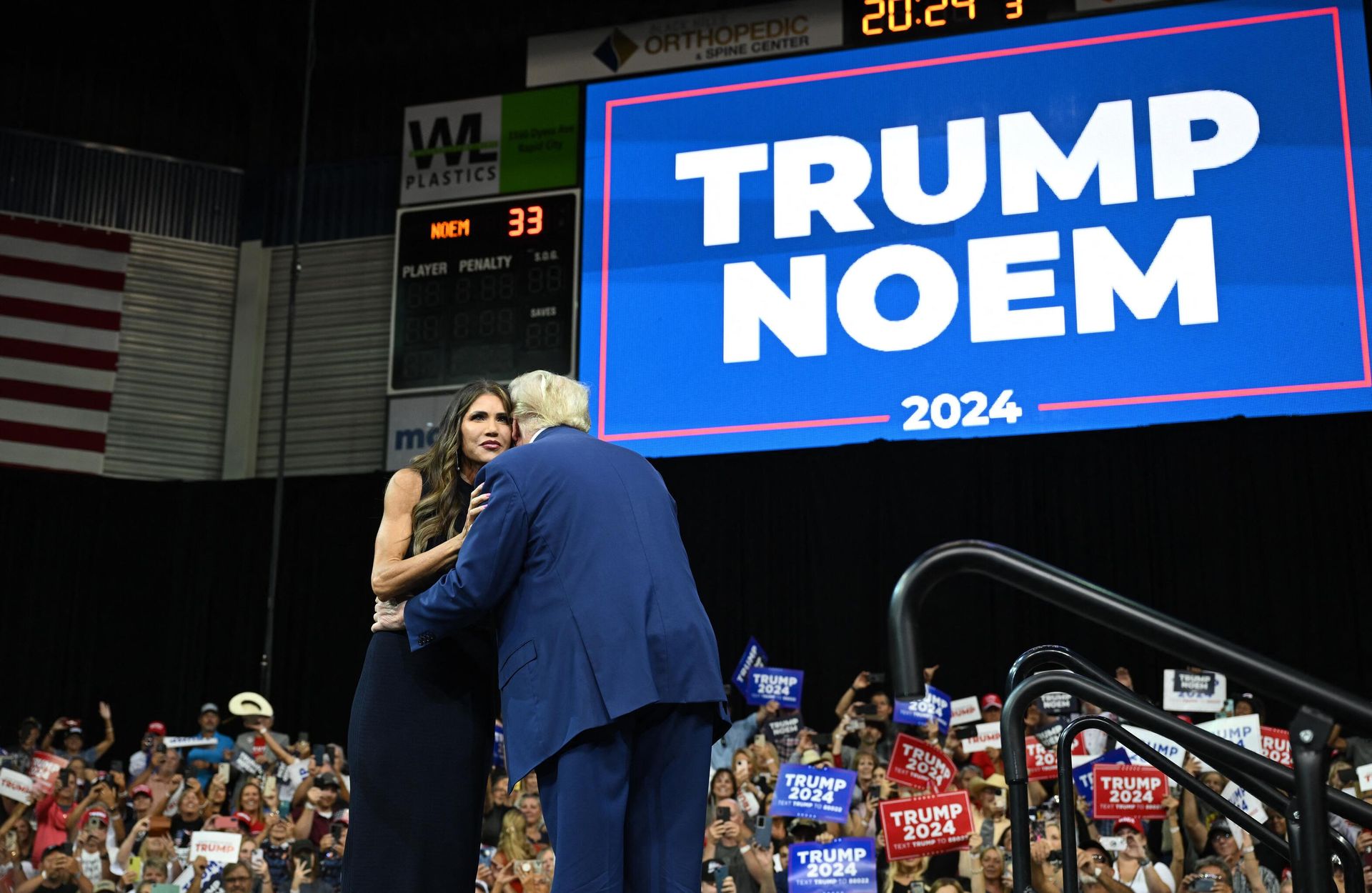 Former US president and 2024 Republican Presidential hopeful Donald Trump and South Dakota Governor, Kristi Noem, September 8, 2023. Former US president and 2024 Republican Presidential hopeful Donald Trump and South Dakota Governor, Kristi Noem, September 8, 2023. - Sputnik International, 1920, 17.09.2023
