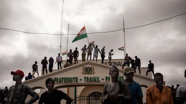 Protesters hold a Niger flag during a demonstration on independence day in Niamey on August 3, 2023.  - Sputnik International