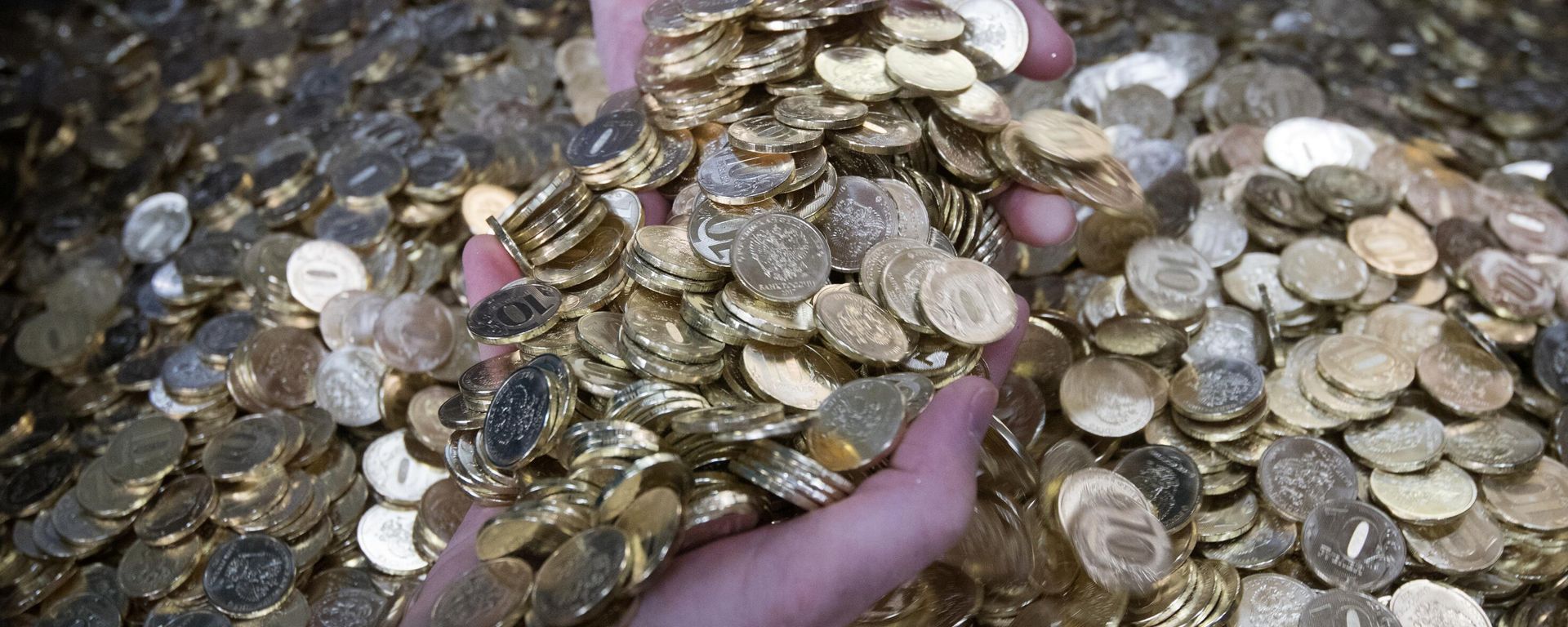 Ten-ruble coins at the packaging line of the Moscow Mint. - Sputnik International, 1920, 11.03.2024