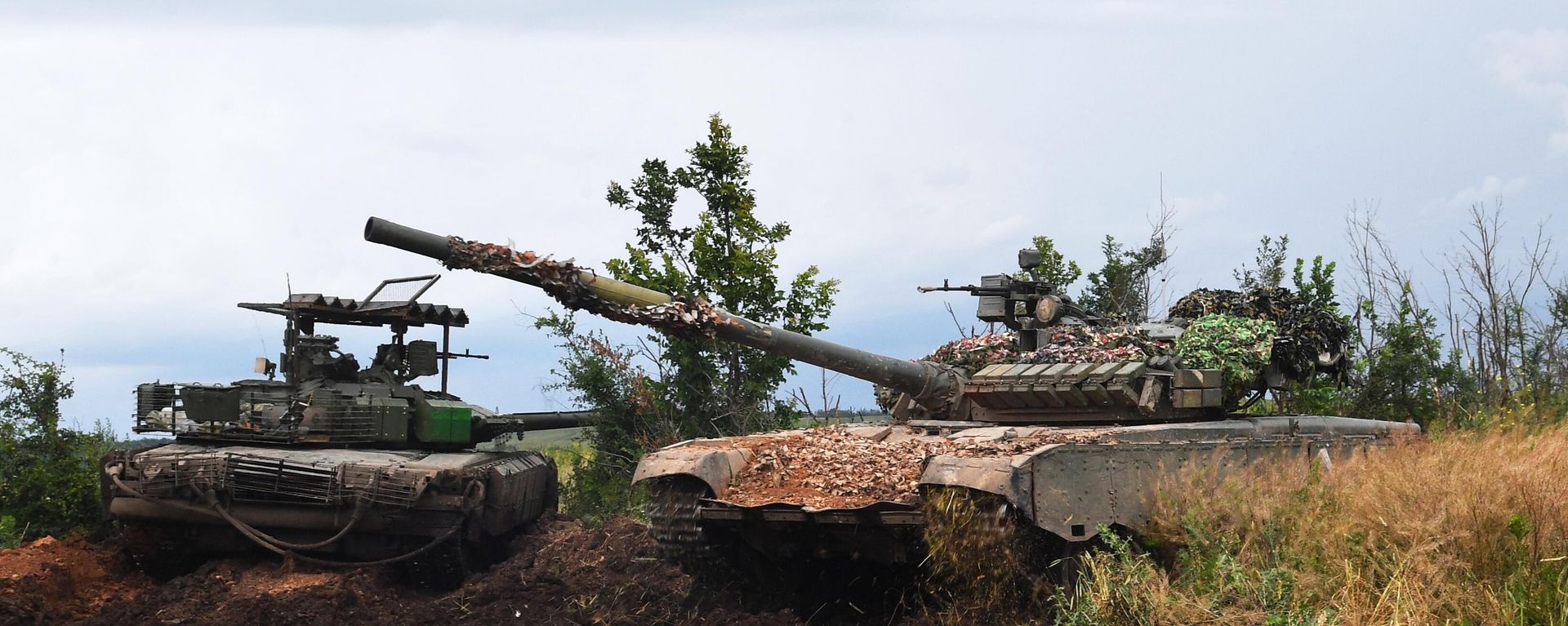 Customized T-80s from the 200-th Motorized Rifle Brigade of the Southern Group of Forces in the special operation zone near Soledar, Donetsk, June 2023. - Sputnik International, 1920, 18.01.2024