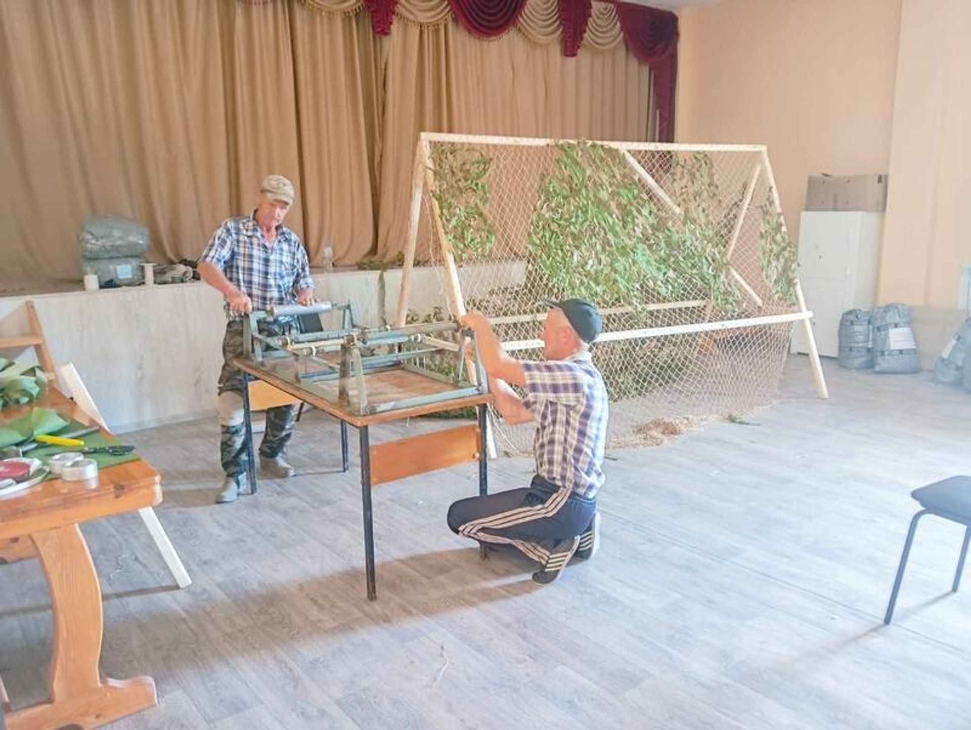 Volunteers set up a makeshift workshop to produce netting for the military in Zhana-Aul village in Astrakhan, Russia. - Sputnik International, 1920, 17.09.2023