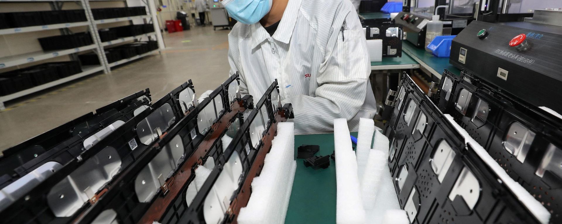 A worker at a factory for Xinwangda Electric Vehicle Battery Co. Ltd, which makes lithium batteries for electric cars and other uses, in China's eastern Jiangsu province. A worker at a factory for Xinwangda Electric Vehicle Battery Co. Ltd, which makes lithium batteries for electric cars and other uses, in China's eastern Jiangsu province. - Sputnik International, 1920, 18.09.2023