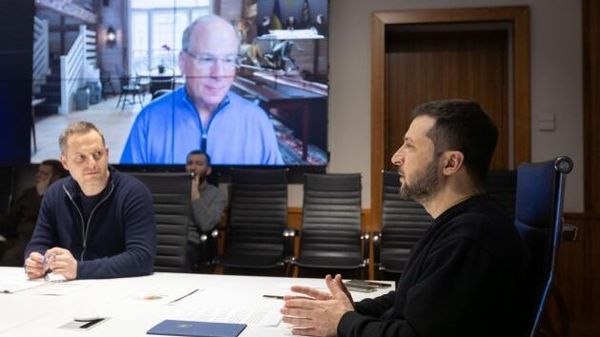 Ukrainian President Volodymyr Zelensky holds virtual meeting with foreign venture capital giants, including BlackRock CEO Larry Fink, December 2022. - Sputnik International
