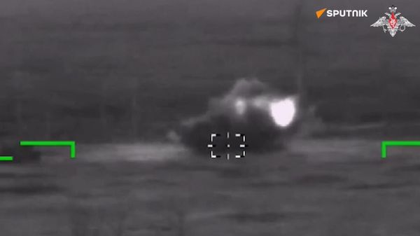 Russian Choppers Target Ukrainian Armored Vehicles - Sputnik International