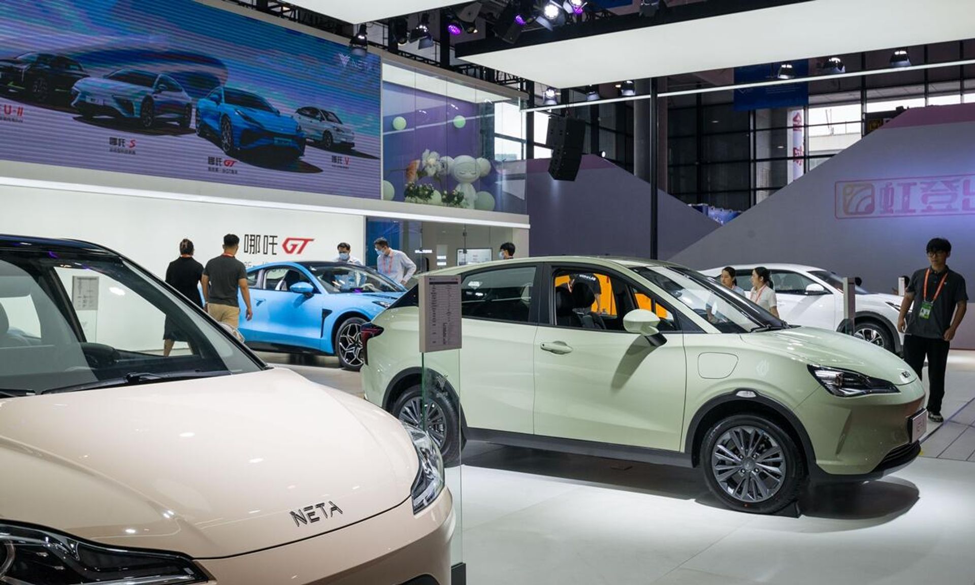 Visitors browse Chinese NEVs at the 20th China-ASEAN Expo on September 18, 2023 Visitors browse Chinese NEVs at the 20th China-ASEAN Expo on September 18, 2023 - Sputnik International, 1920, 18.09.2023