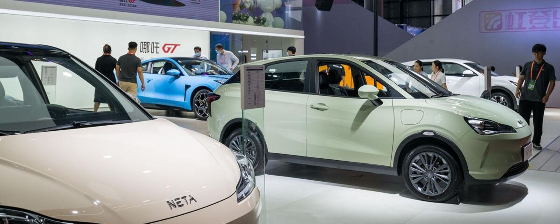 Visitors browse Chinese NEVs at the 20th China-ASEAN Expo on September 18, 2023 - Sputnik International, 1920, 09.01.2024