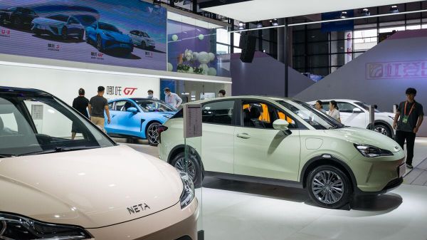 Visitors browse Chinese NEVs at the 20th China-ASEAN Expo on September 18, 2023 - Sputnik International