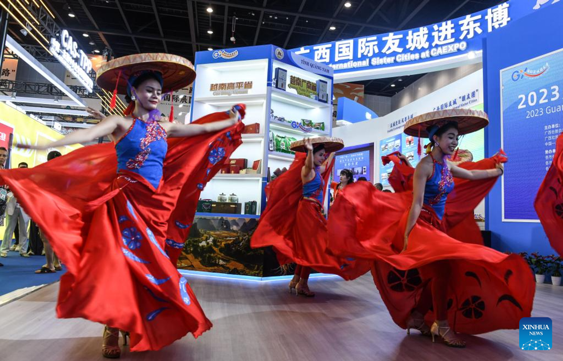 Actresses perform dance near a booth of Vietnam at Belt and Road International Pavilion during the 20th China-ASEAN Expo at Nanning International Convention and Exhibition Center in Nanning, capital of south China's Guangxi Zhuang Autonomous Region, Sept. 17, 2023. The opening ceremony of the 20th China-ASEAN Expo and China-ASEAN Business and Investment Summit was held on Sunday in Nanning Actresses perform dance near a booth of Vietnam at Belt and Road International Pavilion during the 20th China-ASEAN Expo at Nanning International Convention and Exhibition Center in Nanning, capital of south China's Guangxi Zhuang Autonomous Region, Sept. 17, 2023. The opening ceremony of the 20th China-ASEAN Expo and China-ASEAN Business and Investment Summit was held on Sunday in Nanning - Sputnik International, 1920, 18.09.2023