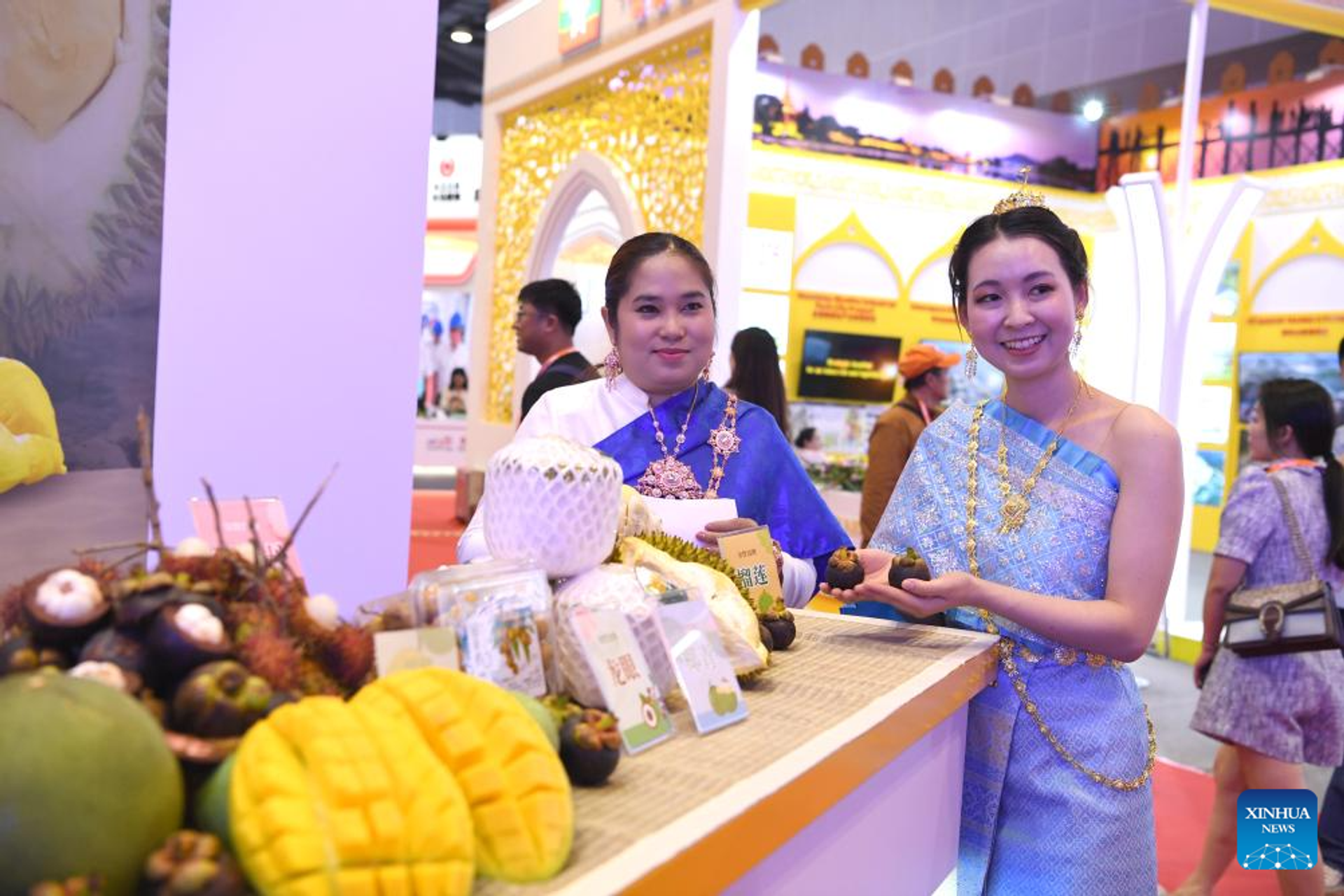 Exhibitors display fruits from Thailand during the 20th China-ASEAN Expo at Nanning International Convention and Exhibition Center in Nanning, capital of south China's Guangxi Zhuang Autonomous Region, Sept. 17, 2023. The opening ceremony of the 20th China-ASEAN Expo and China-ASEAN Business and Investment Summit was held on Sunday in Nanning. Exhibitors display fruits from Thailand during the 20th China-ASEAN Expo at Nanning International Convention and Exhibition Center in Nanning, capital of south China's Guangxi Zhuang Autonomous Region, Sept. 17, 2023. The opening ceremony of the 20th China-ASEAN Expo and China-ASEAN Business and Investment Summit was held on Sunday in Nanning. - Sputnik International, 1920, 18.09.2023