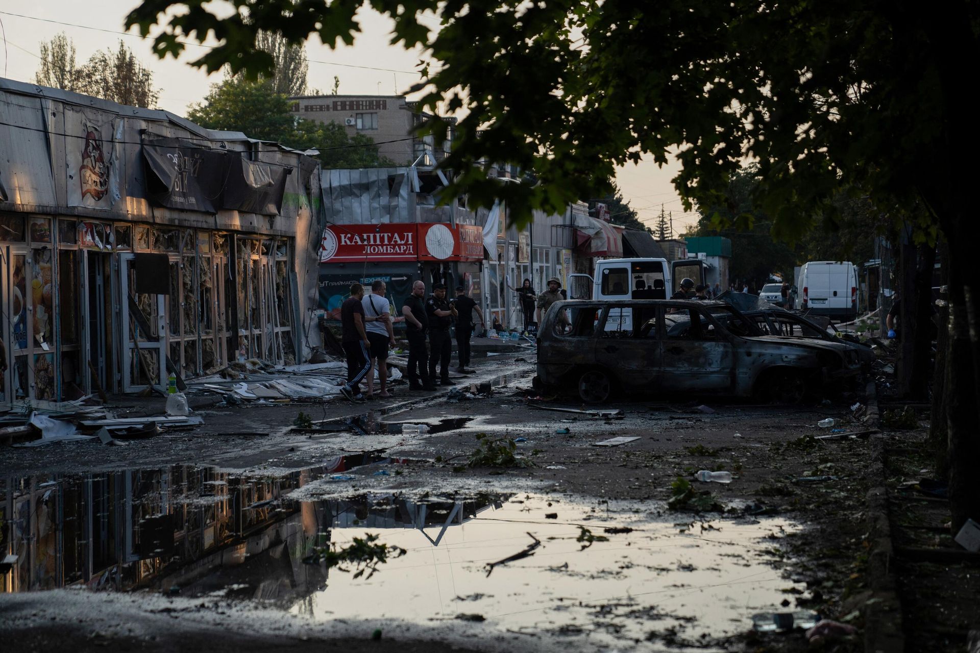 People walk at the site of a missile strike at a market in Konstantinovka, Donetsk region on September 6, 2023. - Sputnik International, 1920, 19.09.2023