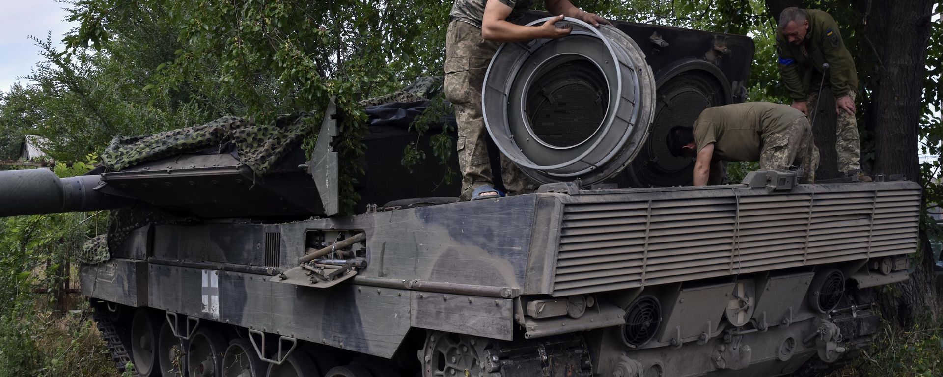FILE - Ukrainian soldiers repair a Leopard 2 tank in Zaporizhzhya region, Ukraine, on June 21, 2023. FILE - Ukrainian soldiers repair a Leopard 2 tank in Zaporizhzhya region, Ukraine, on June 21, 2023. - Sputnik International, 1920, 31.10.2023