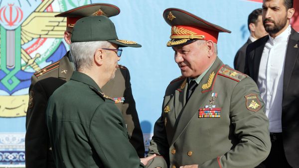Russian Defense Minister Sergei Shoigu and Chief of the General Staff of the Iranian Armed Forces Mohammad Bagheri (left) at the welcoming ceremony at Tehran airport. - Sputnik International