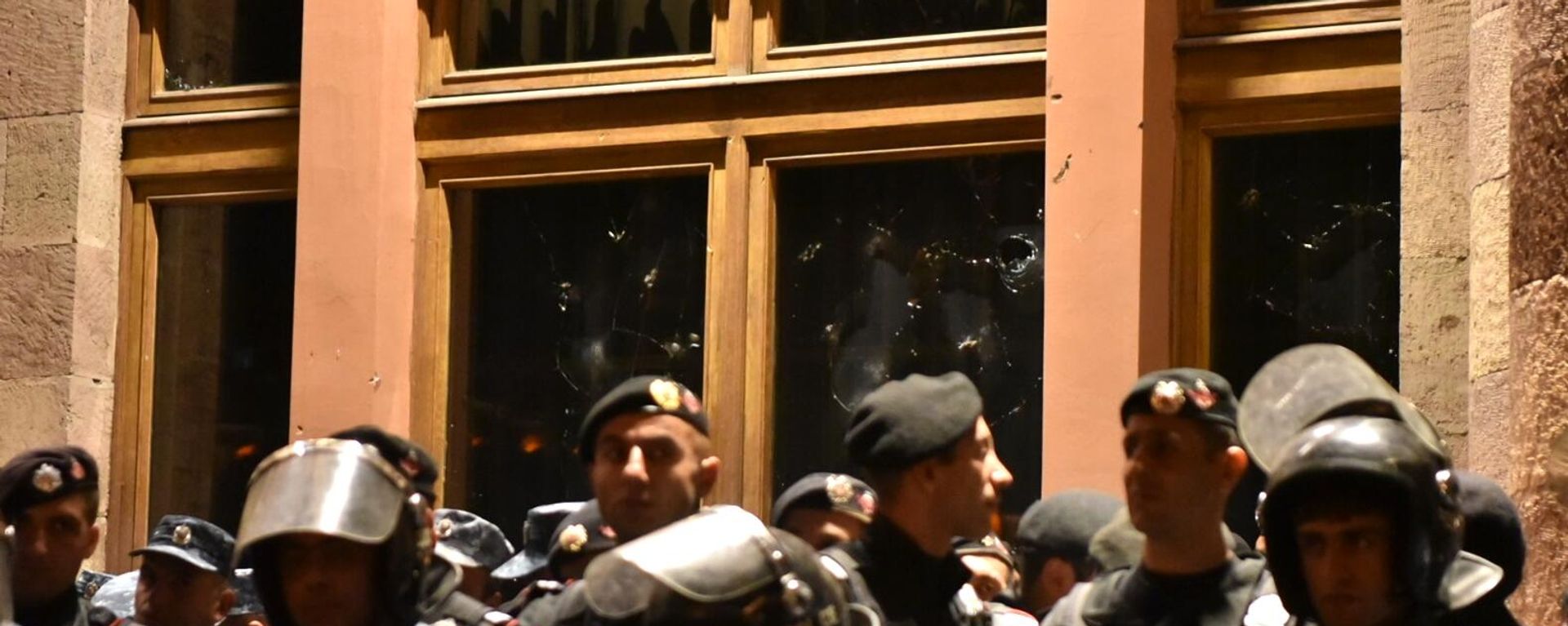 Police officers block the way near the government building during a protest to demand the resignation of Armenian Prime Minister Nikol Pashinyan amid the recent escalation in Nagorno-Karabakh, in Yerevan, Armenia. Azerbaijani Defence Minister said on September 19 that Baku had launched local anti-terrorist activities in Nagorno-Karabakh to restore the constitutional order after four soldiers and two civilians died there in landmine explosions. Police officers block the way near the government building during a protest to demand the resignation of Armenian Prime Minister Nikol Pashinyan amid the recent escalation in Nagorno-Karabakh, in Yerevan, Armenia. Azerbaijani Defence Minister said on September 19 that Baku had launched local anti-terrorist activities in Nagorno-Karabakh to restore the constitutional order after four soldiers and two civilians died there in landmine explosions. - Sputnik International, 1920, 19.09.2023