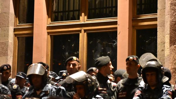 Police officers block the way near the government building during a protest to demand the resignation of Armenian Prime Minister Nikol Pashinyan amid the recent escalation in Nagorno-Karabakh, in Yerevan, Armenia. Azerbaijani Defence Minister said on September 19 that Baku had launched local anti-terrorist activities in Nagorno-Karabakh to restore the constitutional order after four soldiers and two civilians died there in landmine explosions. - Sputnik International