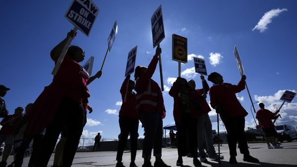 United Auto Workers members walk the picket line at the Ford Michigan Assembly Plant in Wayne, Mich., Monday, Sept. 18, 2023. - Sputnik International