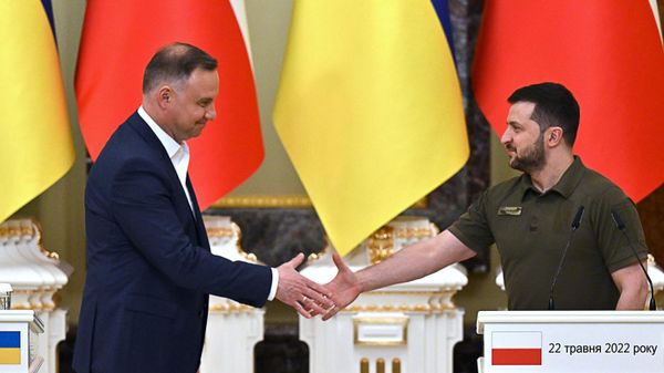 Ukrainian President Volodymyr Zelensky (R) and his Polish counterpart Andrzej Duda shake hands during a press conference following their talks in Kiev on May 22, 2022. - Sputnik International